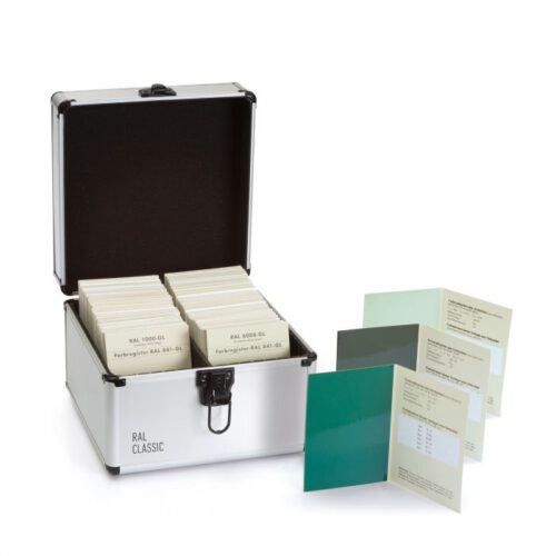 ral-classic-841-gl-01-koffer-geoeffnet-mit-farbregisterkarten
